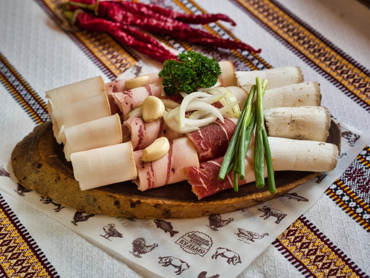 Будьмо меню. Ассорти из сала. Ассорти из сала в ресторане. Сало с мясной прослойкой. Ассорти домашнего сала