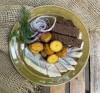 Слабосолёная пряная селёдочка  с запечённым картофелем и бородинскими гренками