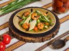 Салат с тигровыми креветками, рукколой, пармезаном и авокадо